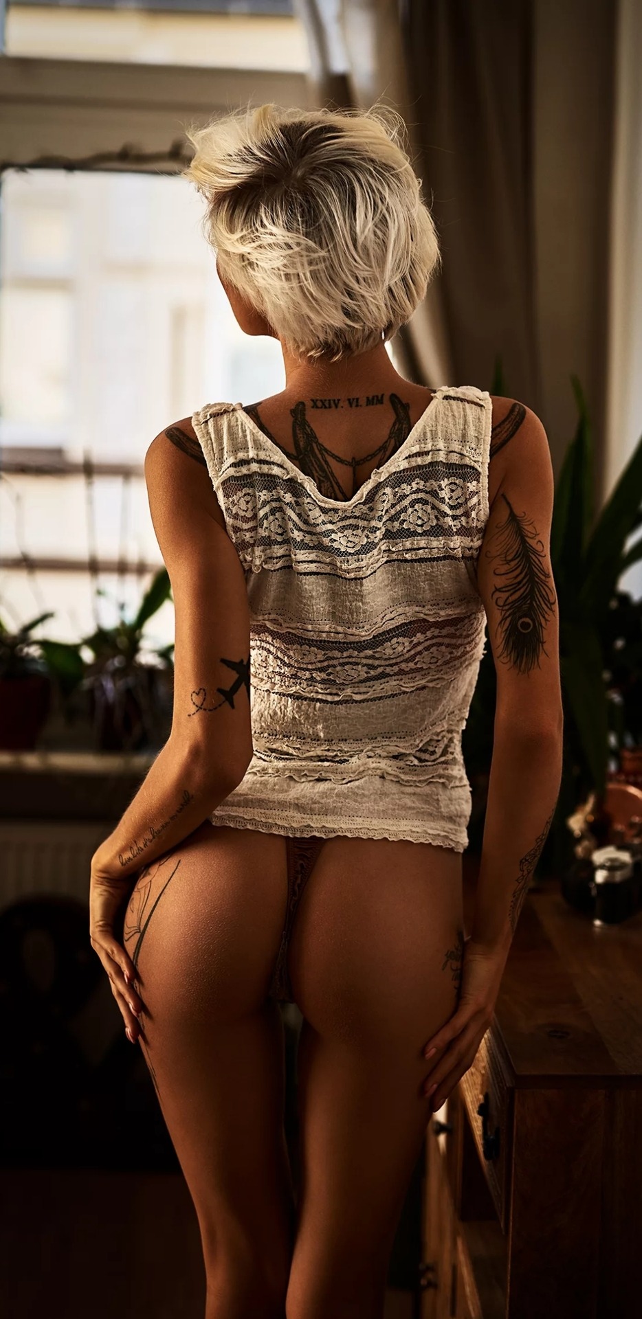 934x1920, 339 Kb / перо, попа, тату, блондинка, сзади