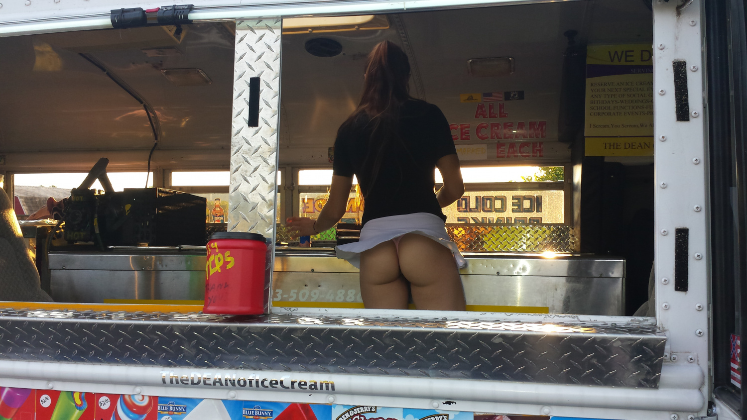 1500x844, 456 Kb / прилавок, попа, ветер