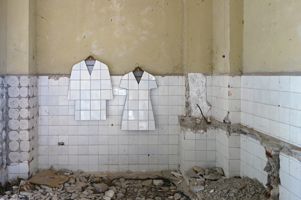 1000x666, 481 Kb / помещение, кафель, халат, рубаха