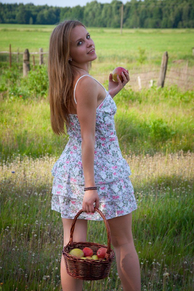 640x960, 146 Kb / корзинка, яблоки, сарафан, просторы, зелень