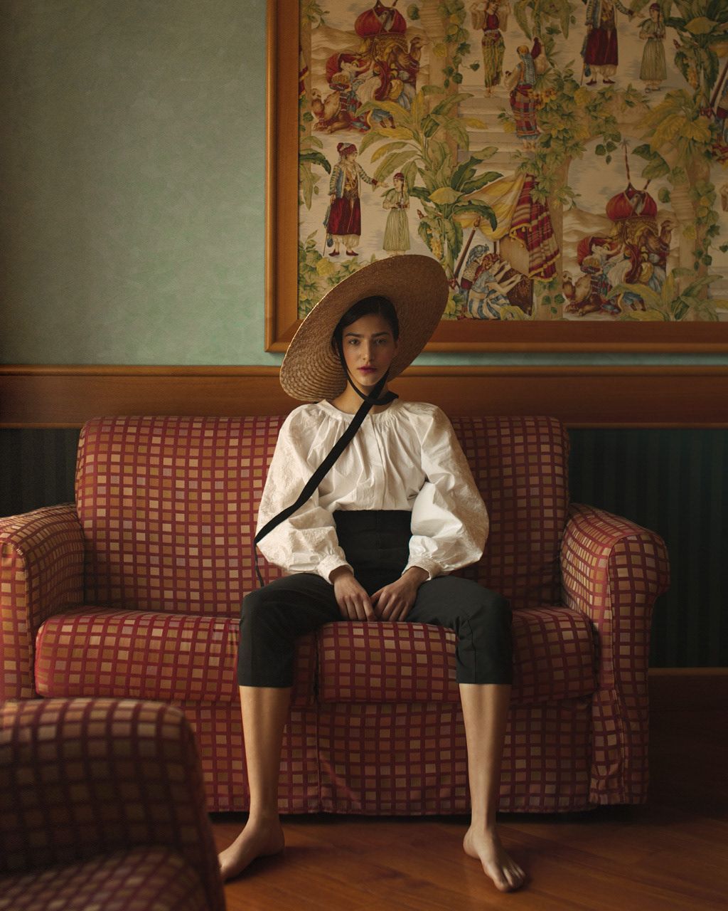 1024x1280, 186 Kb / картина, диван, шляпа, девушка, штаны, топ, ленты