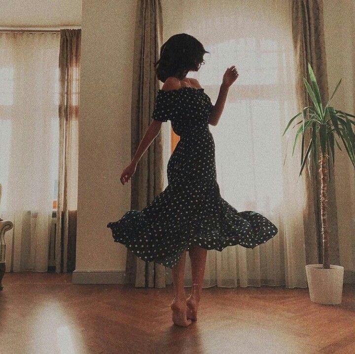 720x717, 107 Kb / брюнетка, платье, горошек, окна, занавески