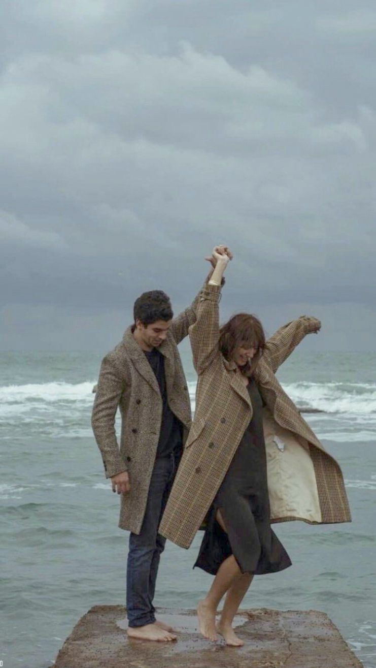 741x1315, 88 Kb / пара, вода, пальто, босиком, волны, тучи