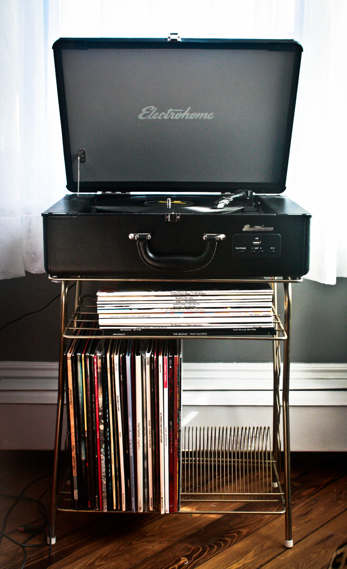 1172x1920, 617 Kb / винил, пластинки, проигрыватель, аудио, чемодан