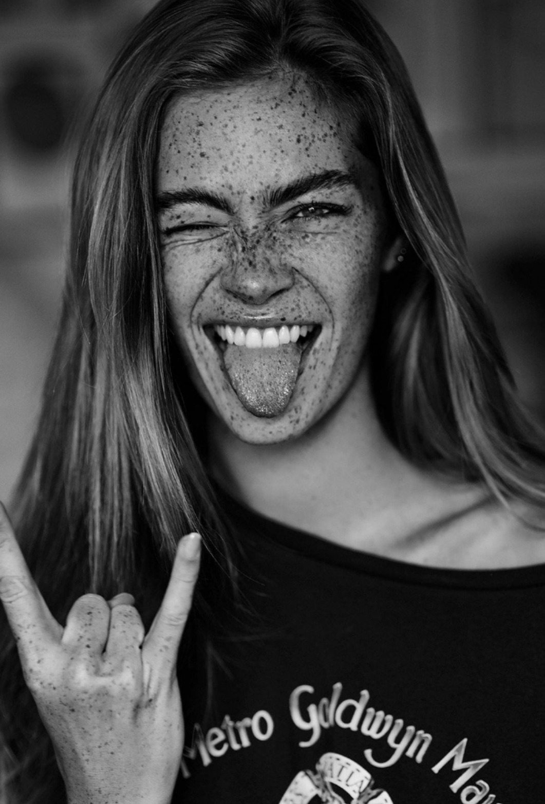 1061x1564, 279 Kb / ч/б, коза, язык, улыбка, веснушки, майка, метро голден майер лев