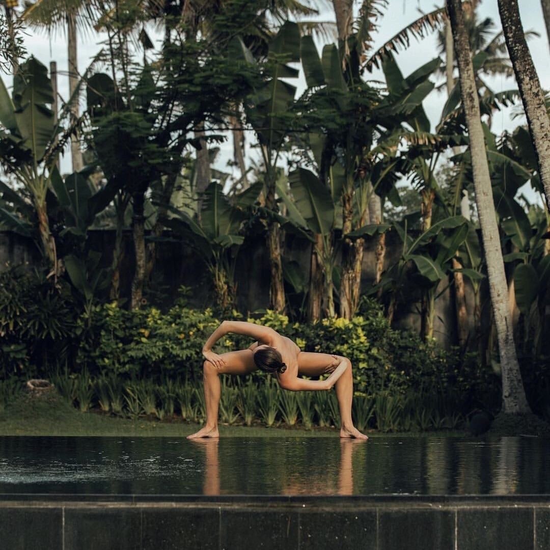 1080x1080, 206 Kb / голая, бассейн, раскоряка, поза, шатенка, пальмы