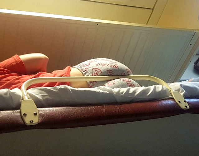 639x503, 523 Kb / вагон, полка, попа, ржд, поезд, кока-кола