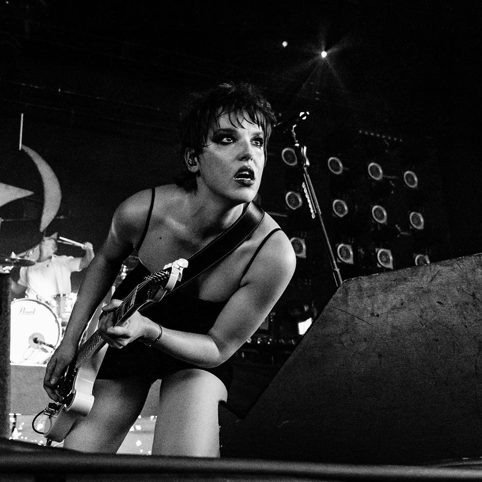 960x960, 248 Kb / девка, гитара, Лиззи Хейл, ч/б