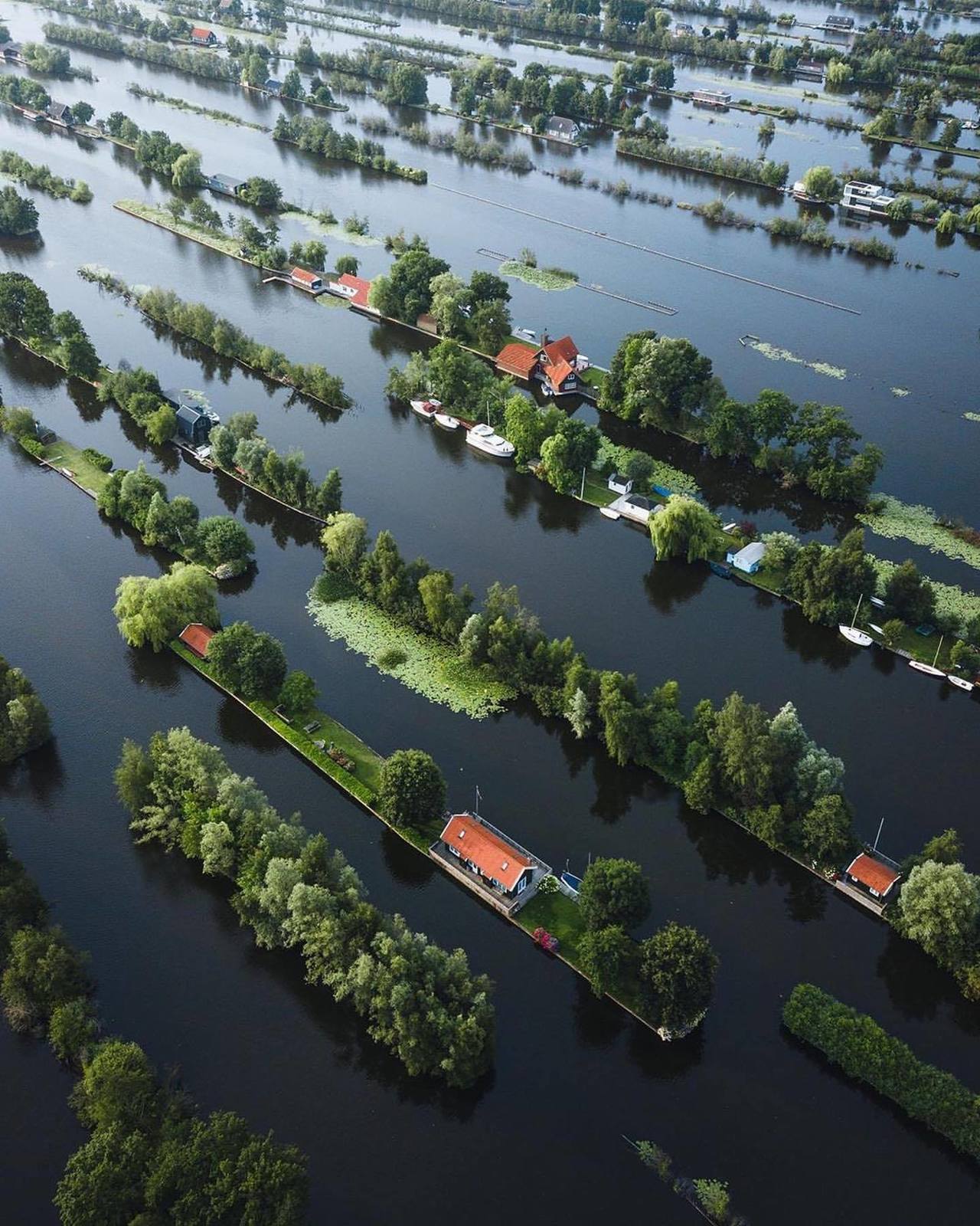 1280x1600, 288 Kb / Голландия, Нидерланды, домики, вода, катер