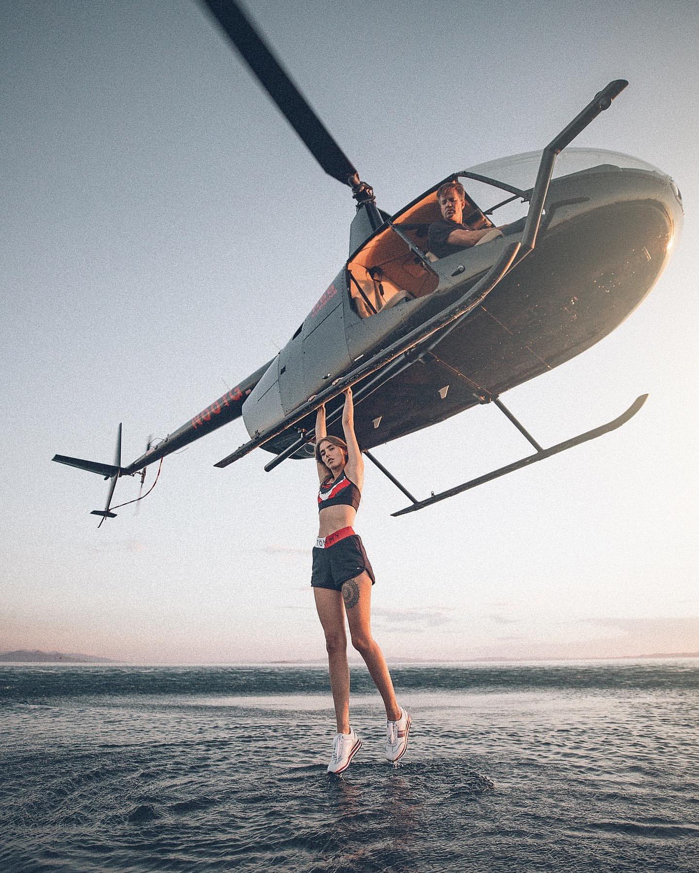 1440x1798, 305 Kb / вертолёт, висит, шорты, кроссовки, тату