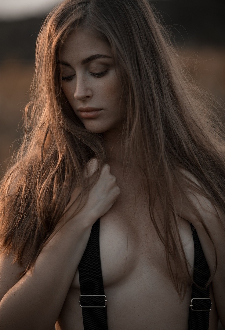 737x1080, 194 Kb / шатенка, подтяжки, топлесс