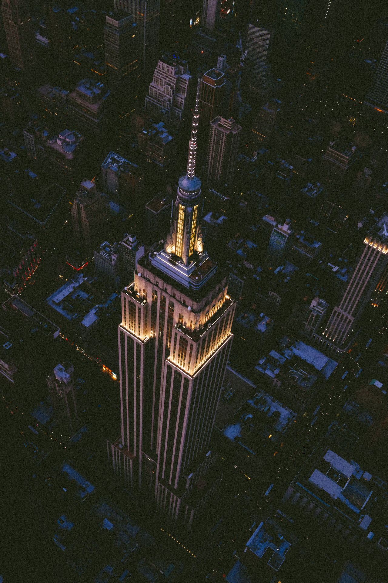 1280x1920, 629 Kb / город, ночь, огни, небоскрёб, шпиль, Нью-Йорк