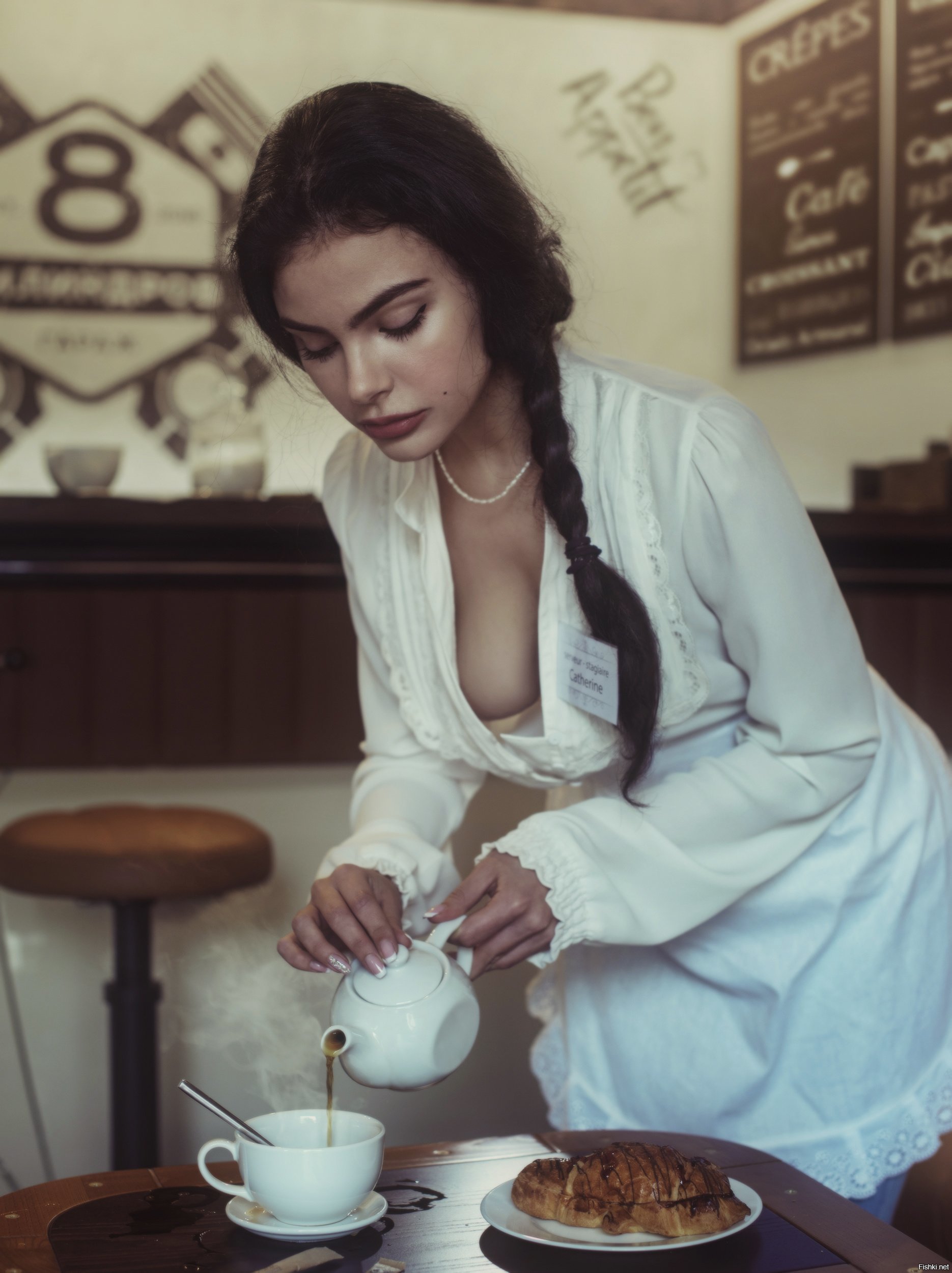 1870x2500, 332 Kb / официант, чашка, чай, чайник, передник, бейджик, коса, хуйня какая то на шее, пирожок, катерина