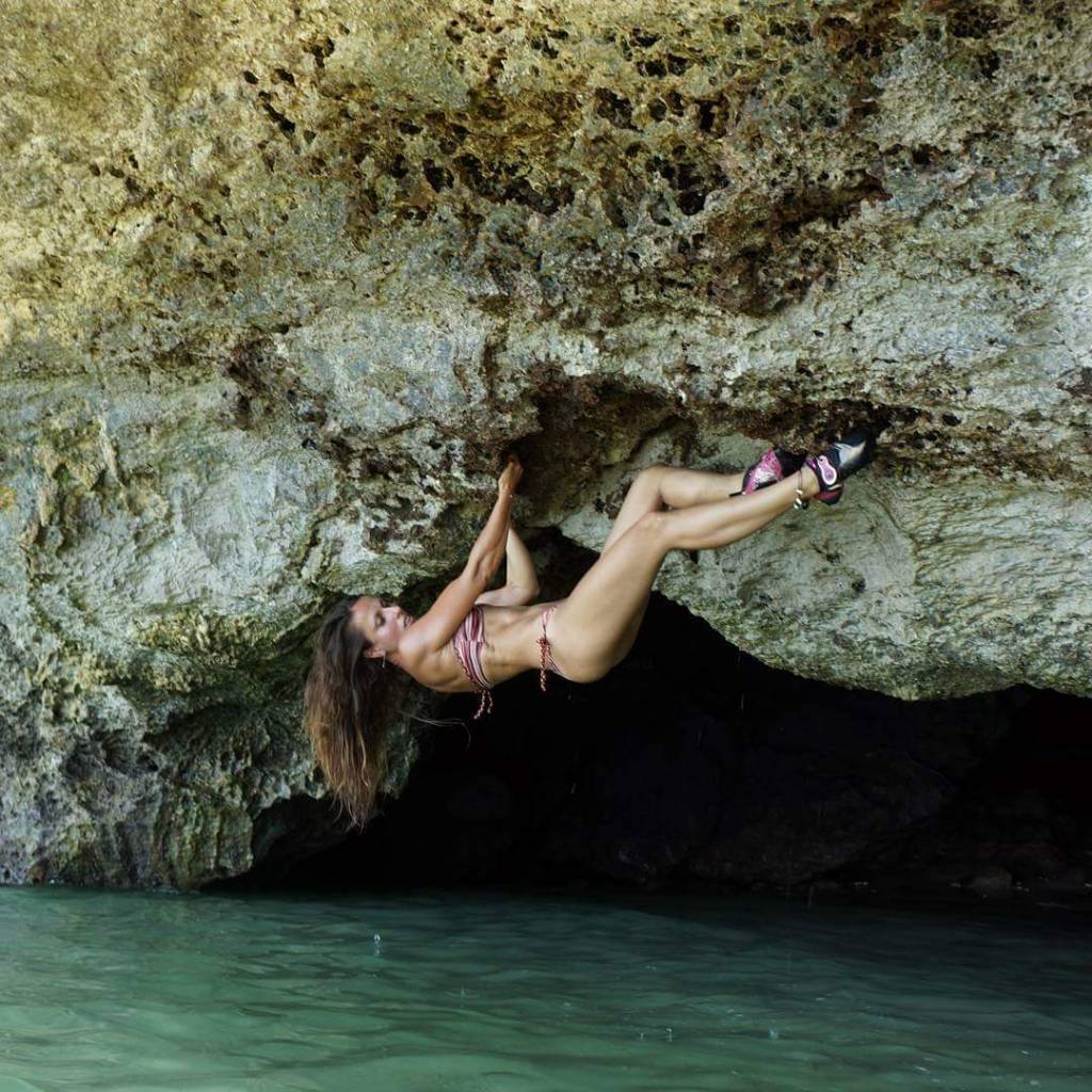 1024x1024, 172 Kb / женщина, висит, скала, вода