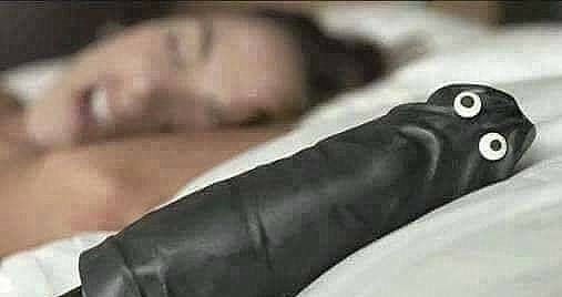 507x268, 11 Kb / кровать, глаза, дилдо, фаллоимитатор, обида