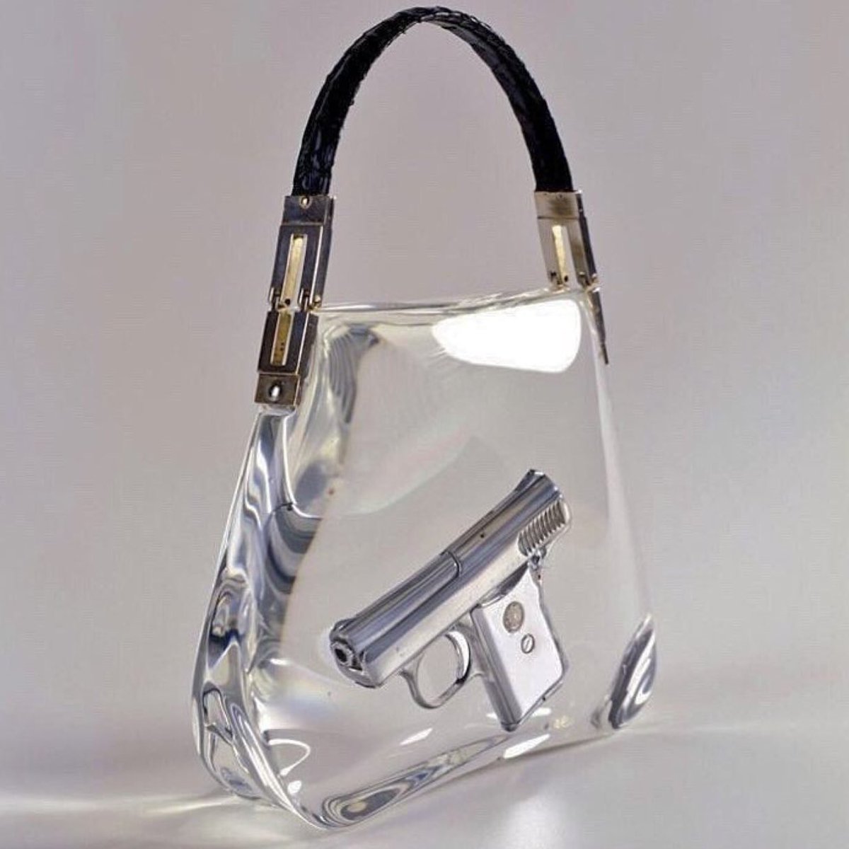 1200x1200, 105 Kb / сумка, прозрачная, пистолет, инсталляция