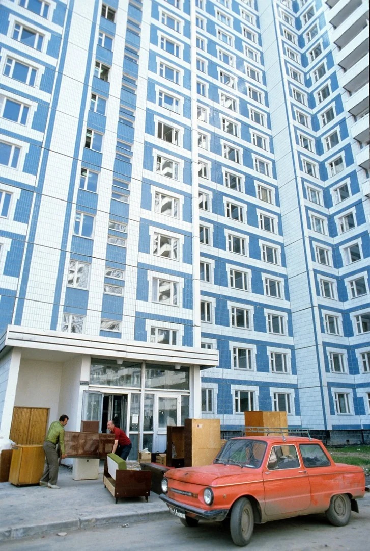 727x1080, 338 Kb / новоселье, Москва, ссср, автомобиль, дом, панелька, многоэтажка, запорожец, ушастый, мебель