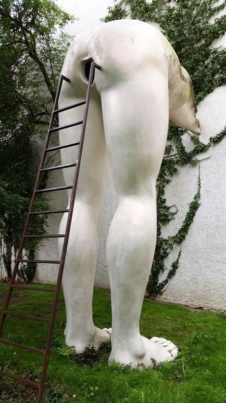 459x816, 95 Kb / статуя, лестница, дырка, стена