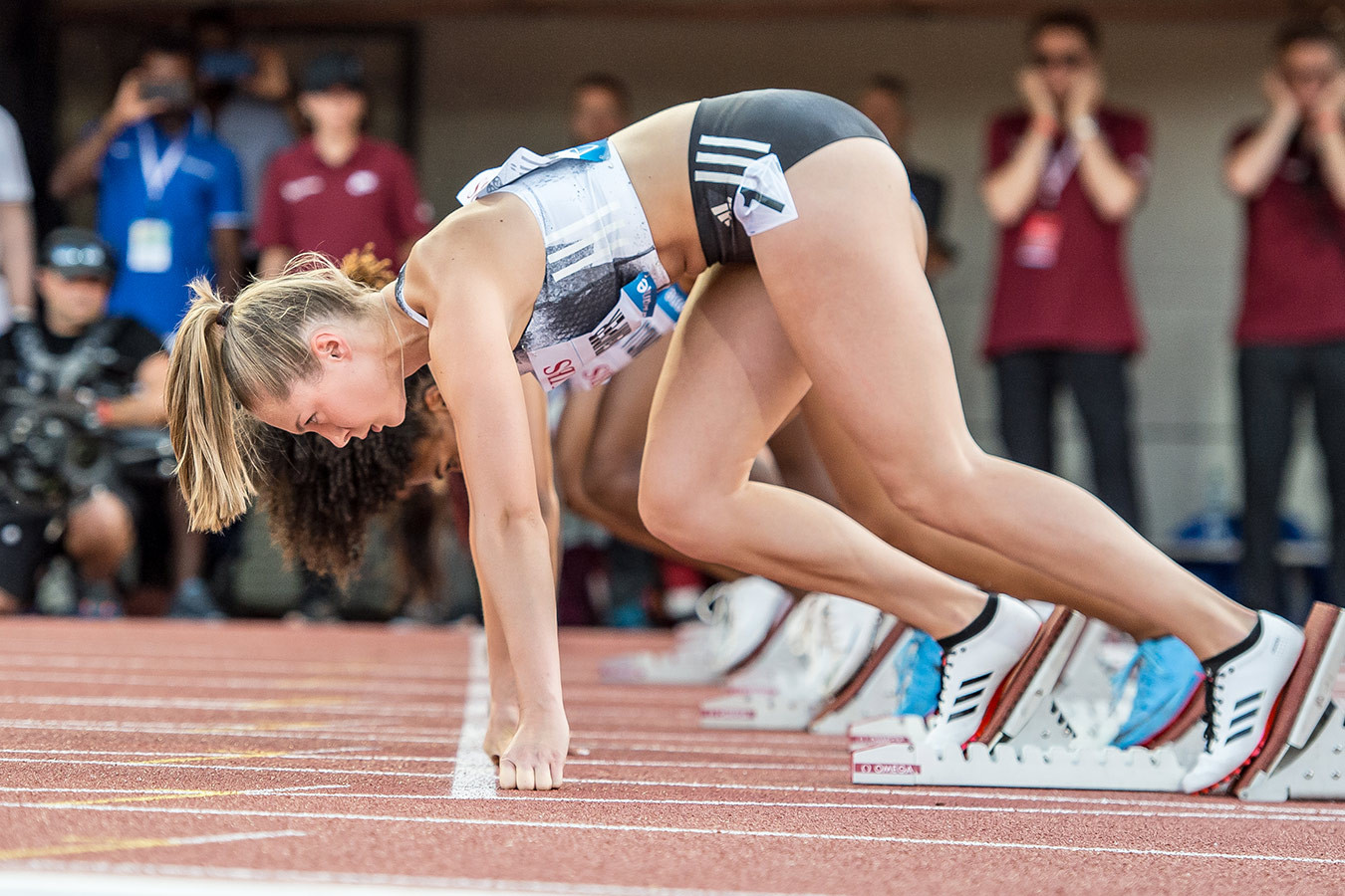 1350x900, 323 Kb / спорт, бег, легкая атлетика, старт, стойка, стадион, шатенка, Джина Люккенкемпер