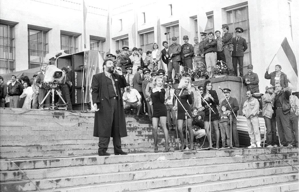 1046x672, 135 Kb / Михаил Шуфутинскиий, лестница, ступеньки, Белый дом, Москва