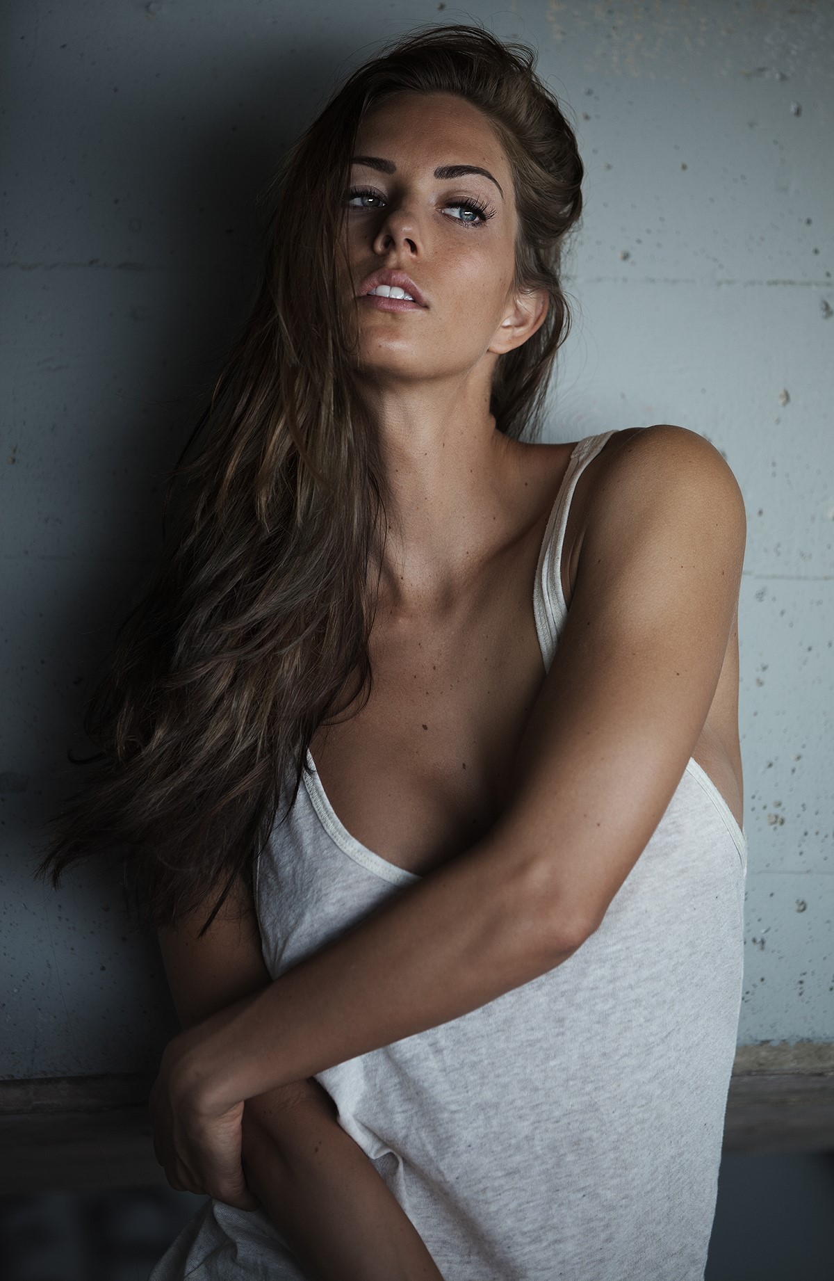 1200x1842, 374 Kb / шатенка, майка, родинка, стена, сибит