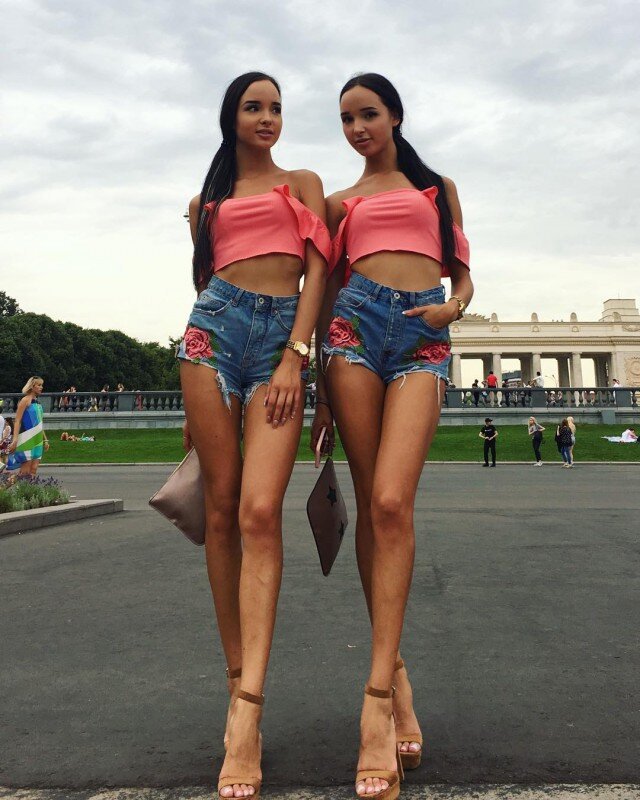 640x800, 91 Kb / ноги, шорты, джинсы, близнецы, фатхеевы алина и аделина