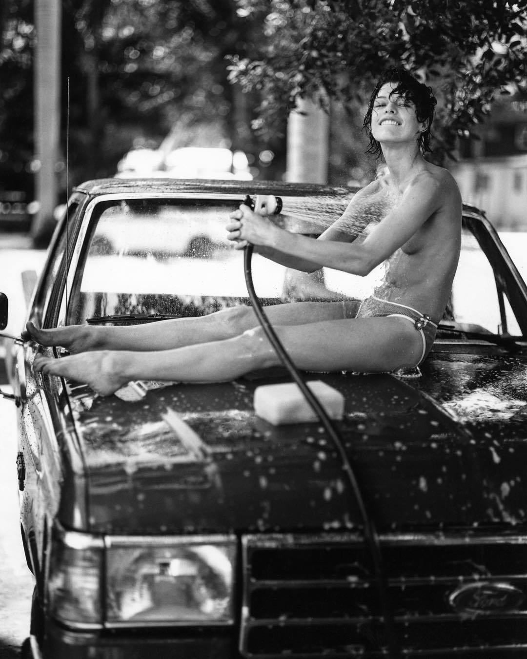 1080x1350, 149 Kb / Милла Йовович, ч/б, автомобиль, шланг, лейка, душ, топлесс, трусы, плавки, губка