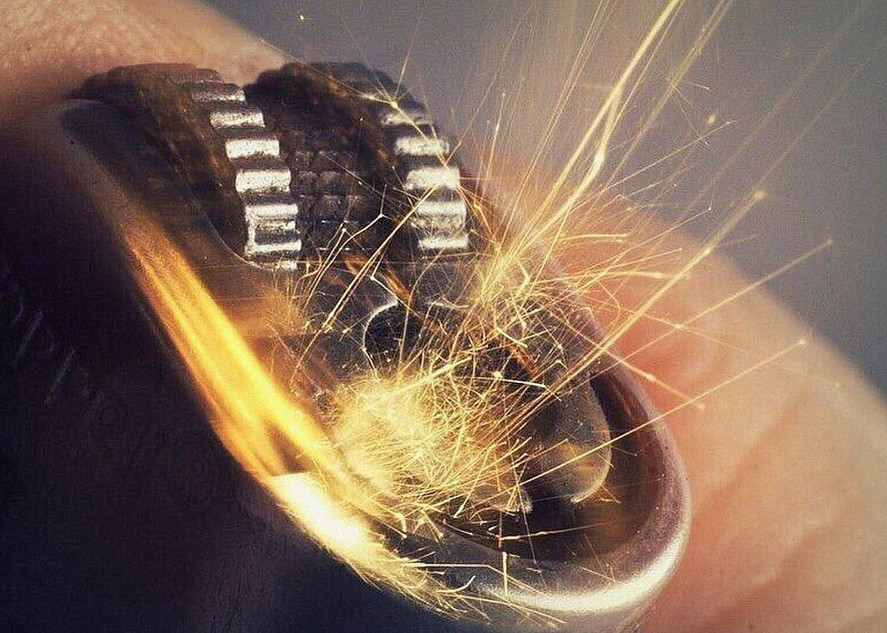 1280x914, 297 Kb / макро, зажигалка, кремень, искры