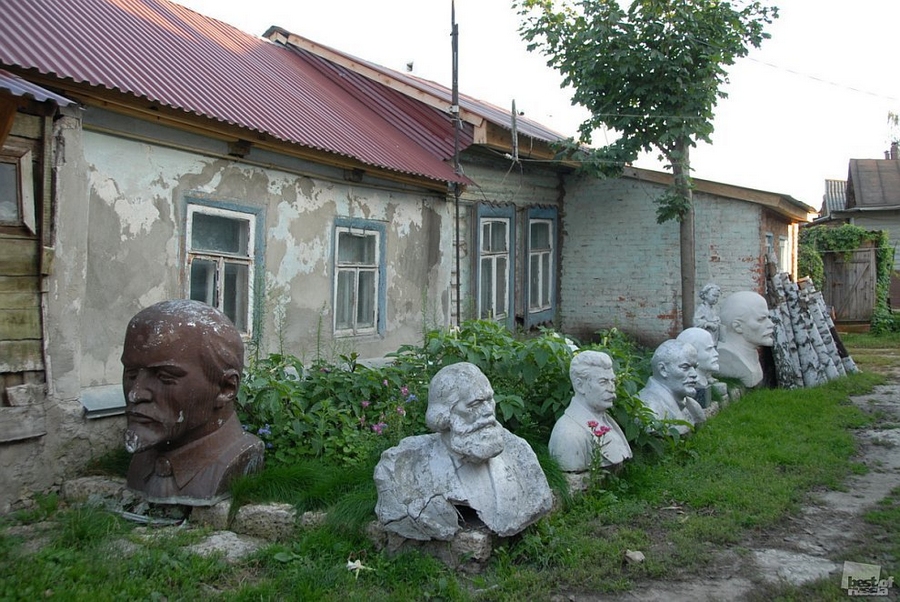 900x602, 391 Kb / ленин, сталин, маркс, палисадник, истуканы