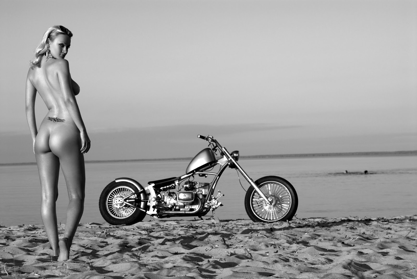 1600x1071, 247 Kb / ч/б, тату, песок, мотоцикл, берег, очки