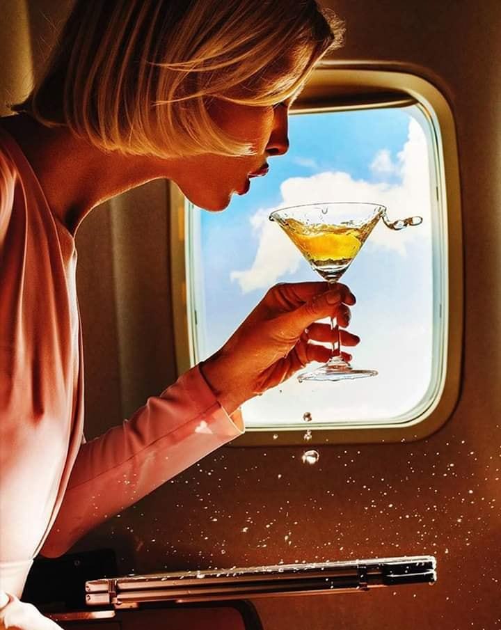 720x905, 73 Kb / блондинка, бокал, шампанское, капли, самолёт, иллюминатор