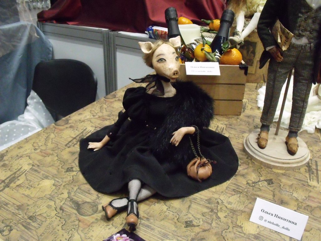 1024x768, 159 Kb / кукла, свинка, платье, мех, туфельки, сумочка