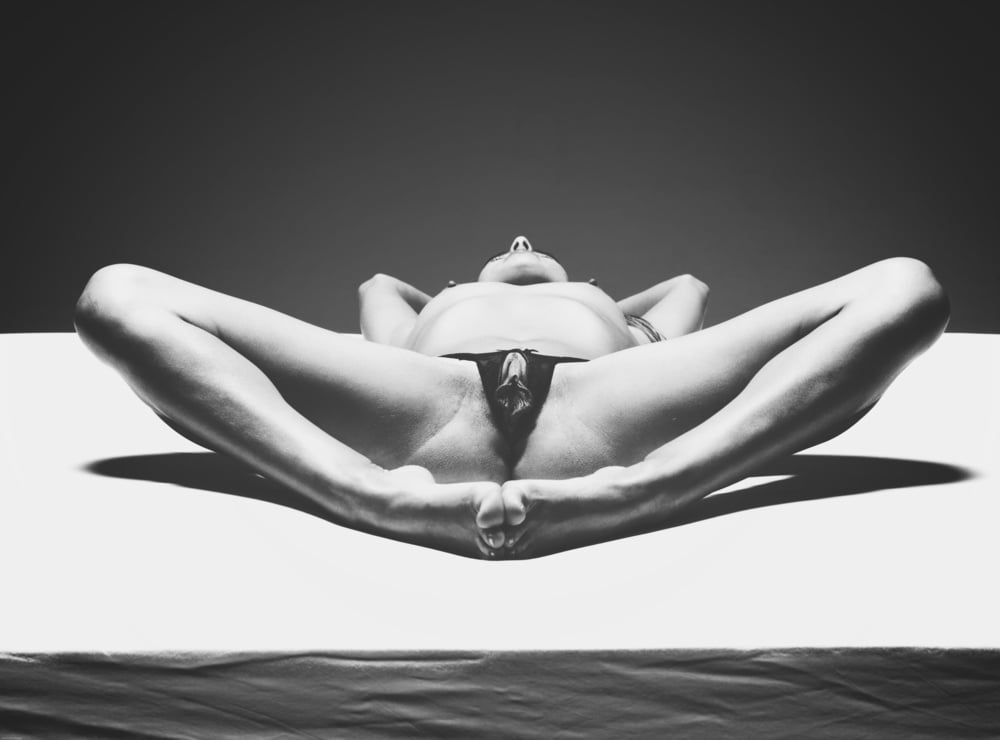 1000x740, 36 Kb / женщина, трусы, вагина, ч/б