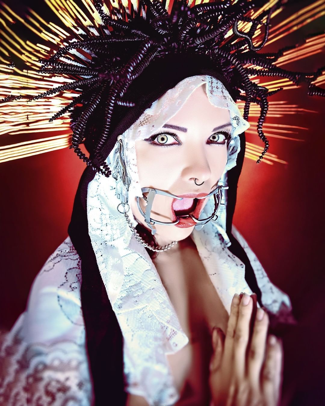 1080x1350, 214 Kb / расширитель рта, поза молящейся девы