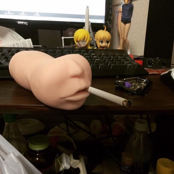 600x600, 39 Kb / стол, клавиатура, сигарета, вагина, губы, рот, монитор, бутылки