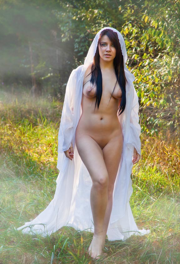 576x844, 135 Kb / сиськи, балахон, брюнетка