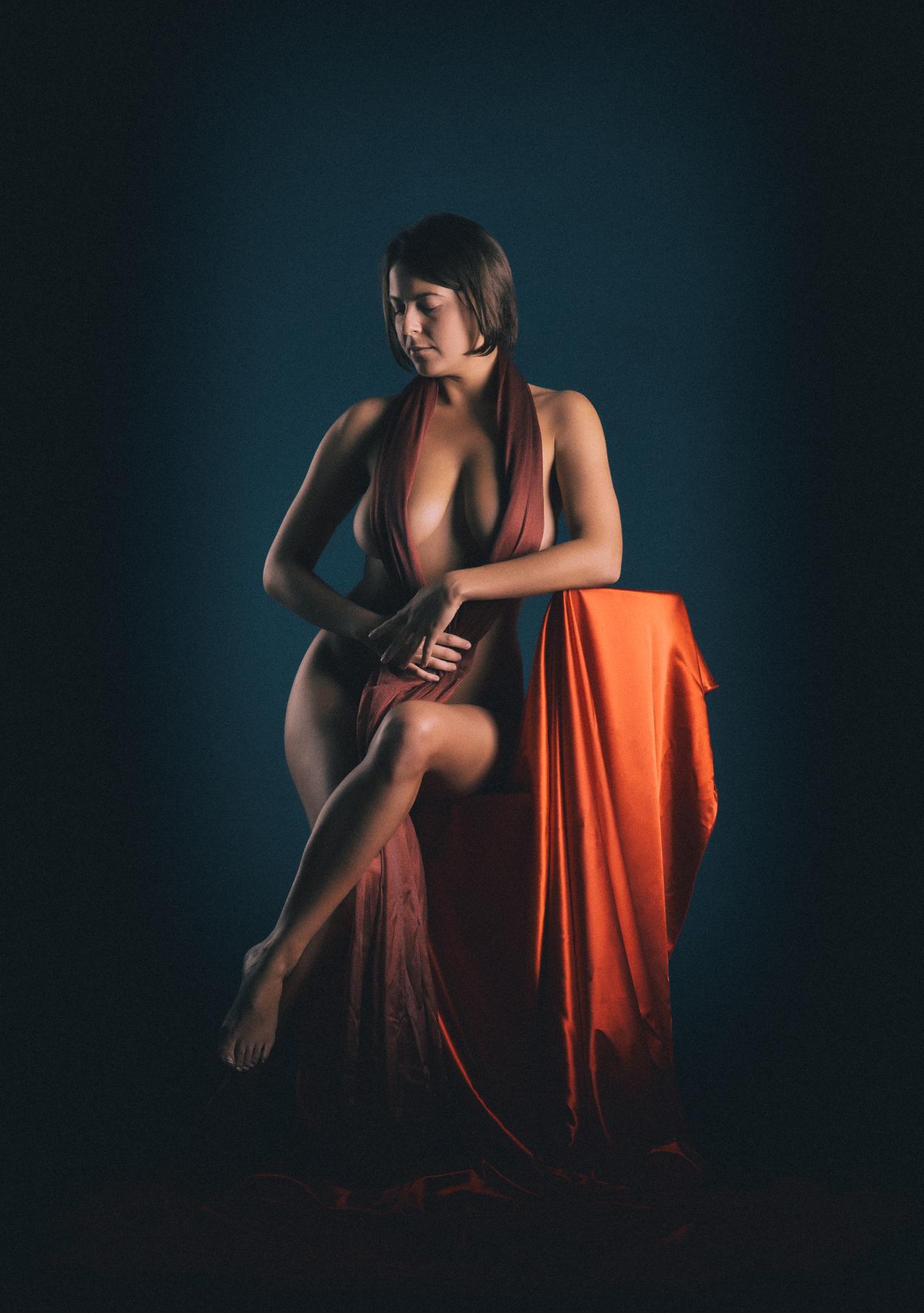 1280x1818, 173 Kb / сиськи, стул, ткань, брюнетка