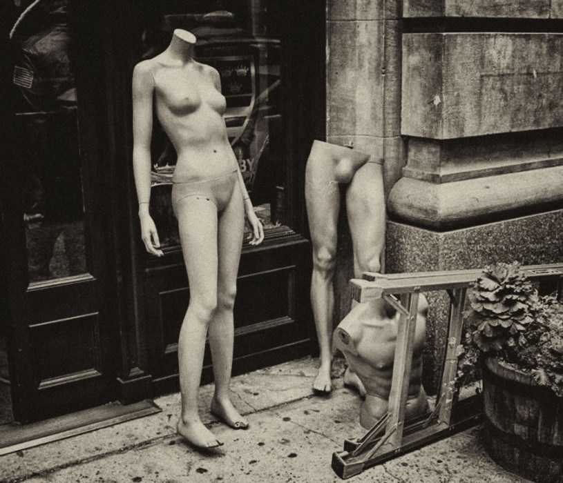 815x700, 135 Kb / манекены, дверь, ч/б