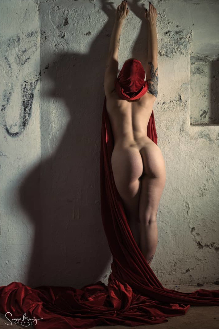 710x1068, 171 Kb / стена, попа, тату, платье, хиджаб