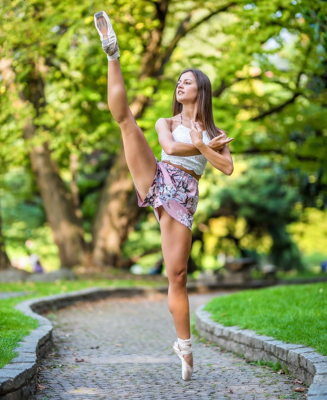 1080x1322, 387 Kb / шатенка, майка, шорты, дорожка, парк, балерина, пуанты, шпагат, брусчатка