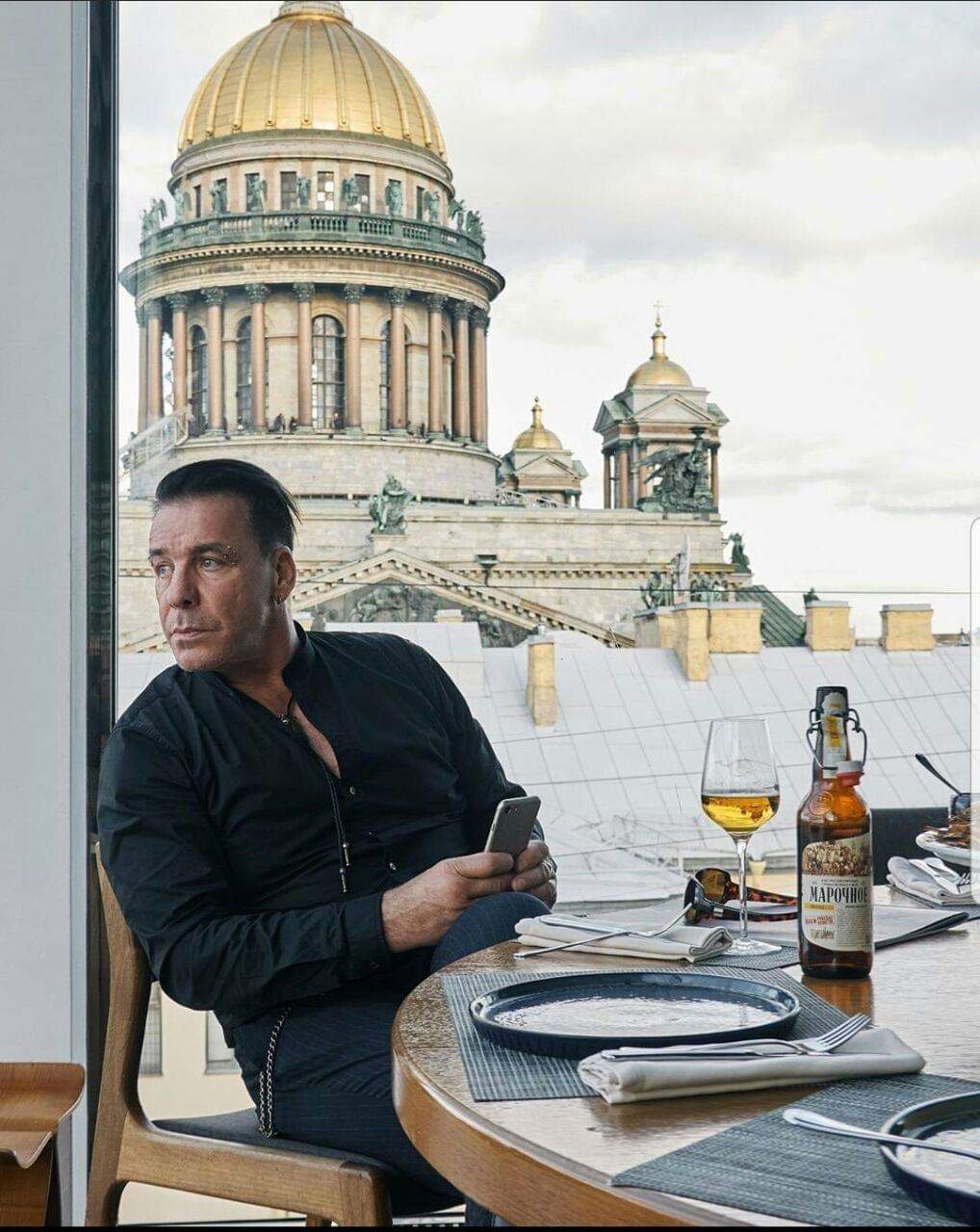 1018x1280, 147 Kb / окно, пиво, тилль линдеманн, rammstein, раммштайн, исаакиевский собор, санкт-петербург