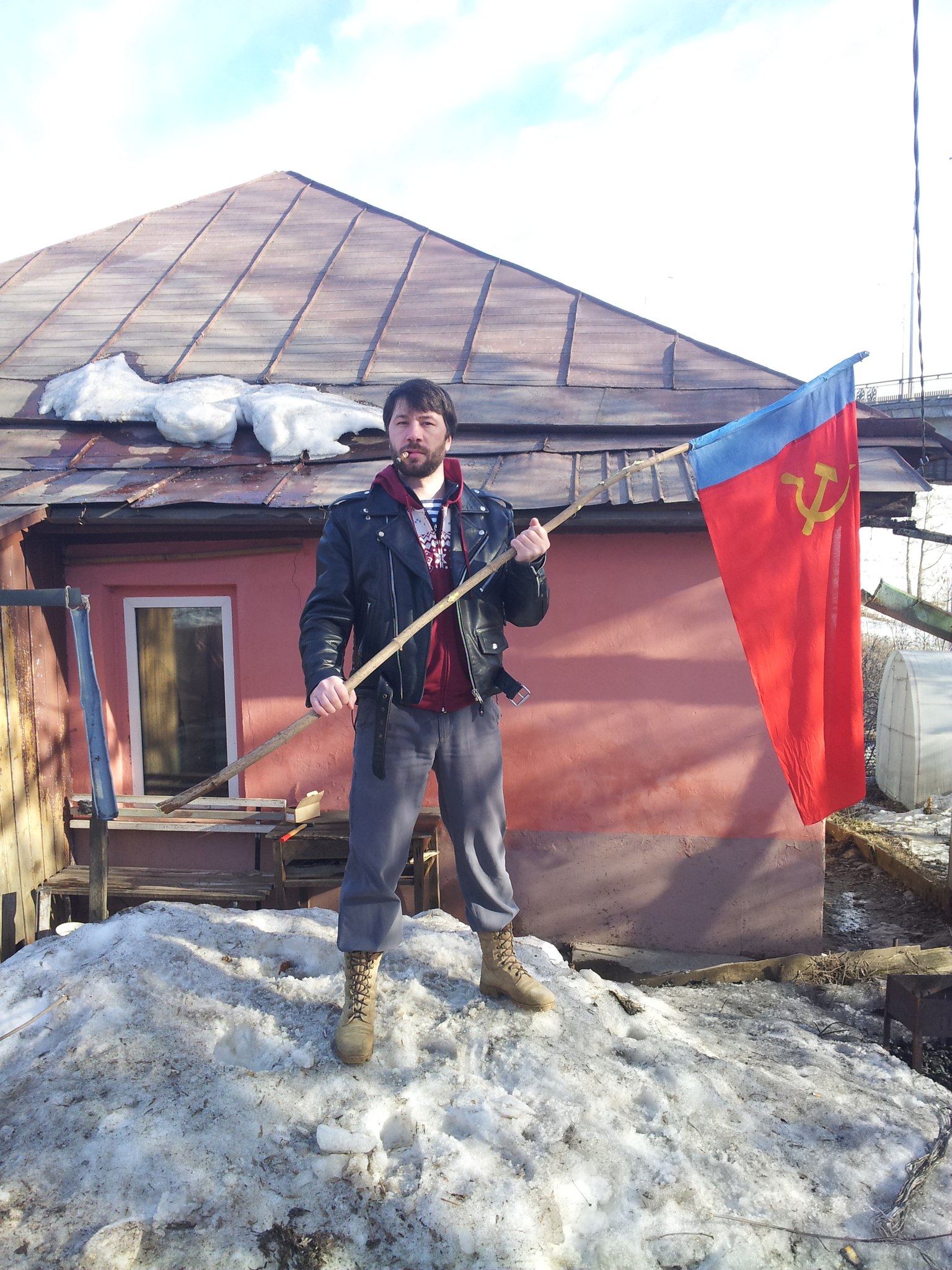 1536x2048, 589 Kb / флаг, сигара, грязь, парник, сугроб, скален, морячок, тряпка на палке, политота, косуха, бородач