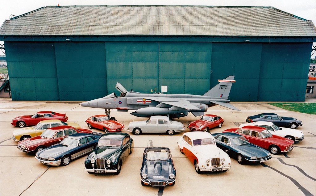 1024x635, 179 Kb / автомобиль, самолёт, истребитель, ввс, база, ягуар, ангар, Англия, Великобритания, ретро, классика