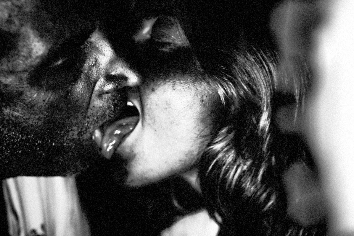 1196x800, 180 Kb / пара, поцелуй, язык, ч/б