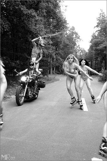 367x550, 47 Kb / ч/б, ролики, лассо, байк