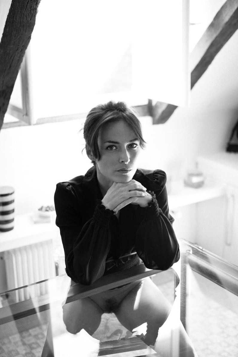 796x1194, 114 Kb / ч/б, без трусов, стол, прозрачный, окно, кофта