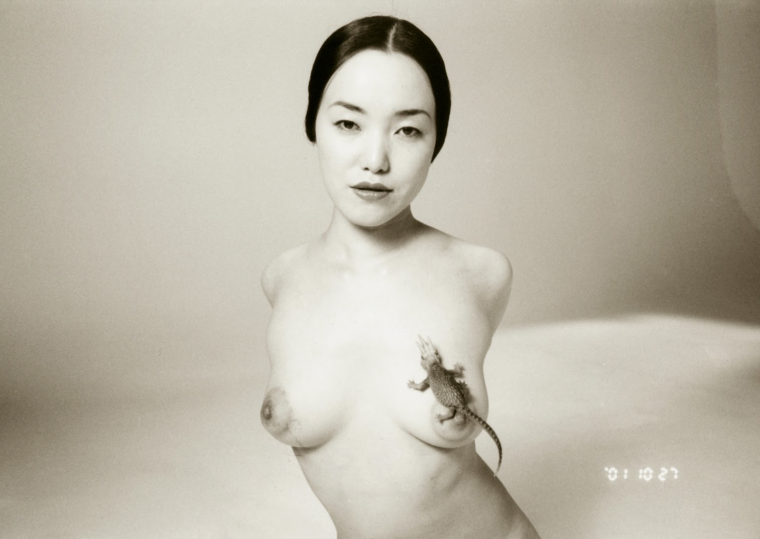 1514x1074, 150 Kb / девка, азиатка, япошка, ящерица, ч/б