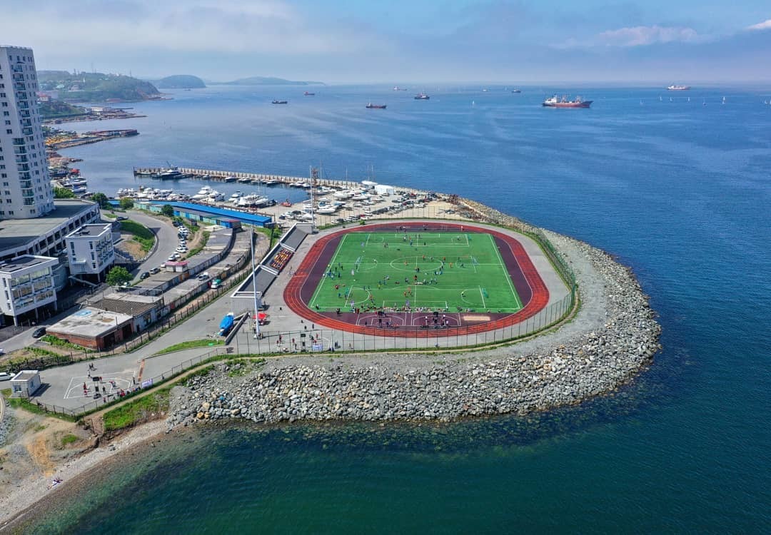 1080x750, 156 Kb / футбольное, поле, берег, море, Владивосток, мыс Купера, стадион,