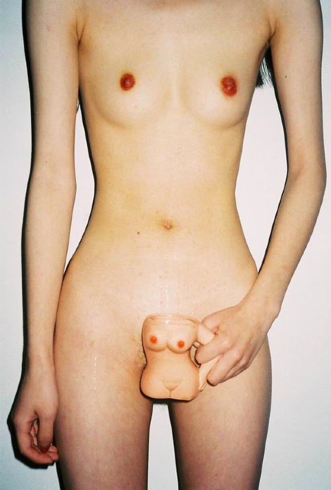 670x991, 79 Kb / девка, сиськи, кружка, без головы