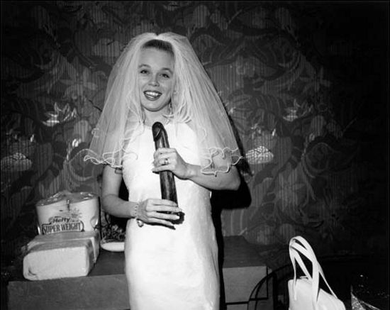 550x437, 33 Kb / девка, невеста, дилдо, улыбка, ч/б